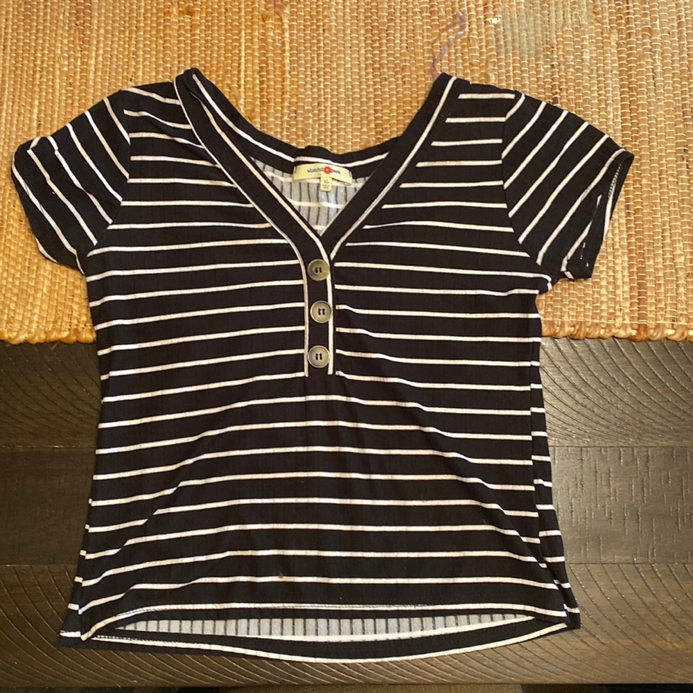 This shirt is super cute and I really like the colors together :)